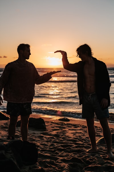 两人握手的照片特写附近海滩日落时分
